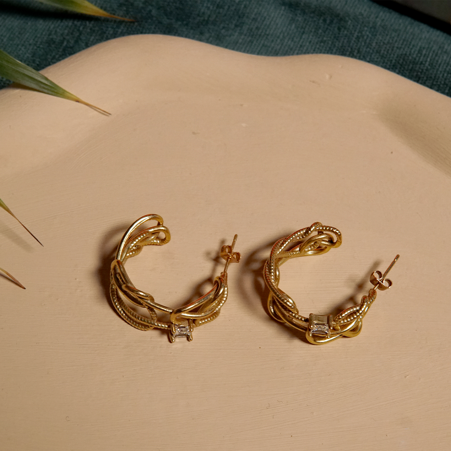 Twisted Links Crystal Rings